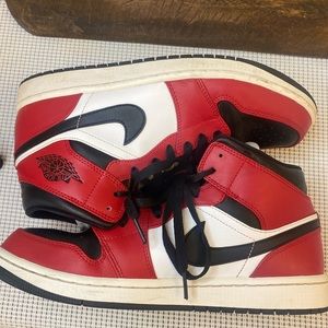 Jordan 1 Mid Chicago Black Toe